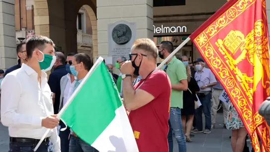 prandi agenzia foto film treviso flash mob piazza signori contro governo