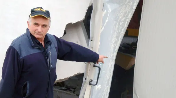 Guerretta Vittorio Veneto Flavio Geronazzo mostra i danni al capannone