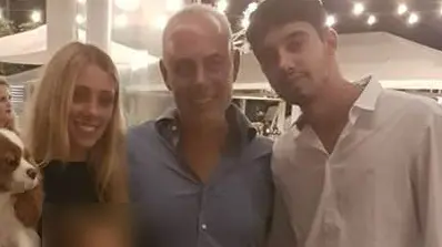 In foto Romano, al centro, con i figli Giulia e Pietro, indagati con l’accusa di contrabbando di Rolex