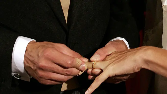 Una foto di archivio mostra lo scambio degli anelli durante una cerimonia nuziale. Si accentua il calo dei matrimoni in nel nostro paese che registra un record negli ultimi due anni: -30 mila nel 2009-2010, pari a -6%. Un numero negativo molto al di sopra del -1,2% registrato, mediamente, negli ultimi 20 anni. ANSA / CRISTOFANI
