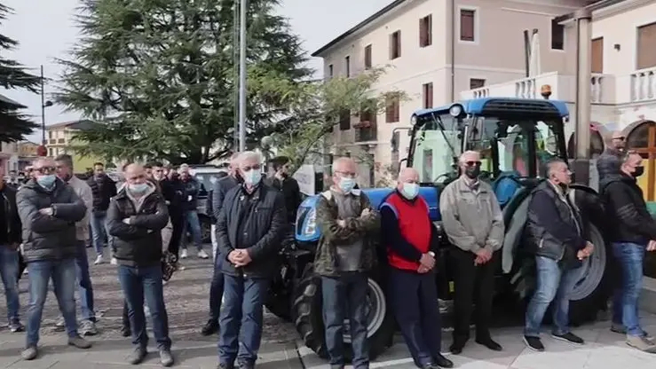 Uno dei trattori, tra la folla, al funerale di Simone Furlan