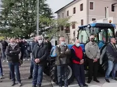 Uno dei trattori, tra la folla, al funerale di Simone Furlan