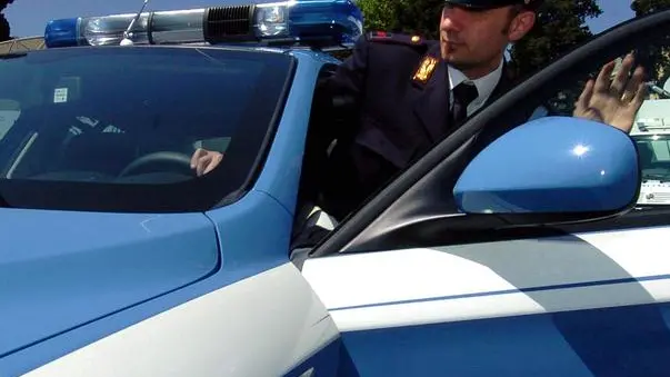 20060504 - ROMA - POL - 154 ANNI POLIZIA: AL VIA DOMANI, SENZA DIMENTICARE NASSIRIYA CERIMONIA ALLA PRESENZA CAPO STATO. PRESENTATA NUOVA VOLANTE Un compleanno senza banda e fanfara, ..in omaggio ai colleghi dell'Arma e al Capitano dell'Esercito che hanno perso la vita a Nassiriya. Verra' celebrato cosi' il 154esimo anniversario della Polizia di Stato, che prendera' il via domani con la cerimonia alla presenza del Capo dello Stato Carlo Azeglio Ciampi. La cerimonia sara' anche l'occasione per presentare la nuova volante della Polizia, l'Alfa 159, che sostituira' la 'vecchia' marea. DE RENZIS/ANSA/ma247..