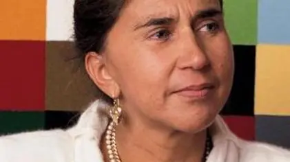 GIULIANA BENETTON - Giuliana Benetton compie 70 anni il prossimo 8 luglio e quest'anno festeggia anche i 60 anni di lavoro. A sinistra Giuliana bambina, in braccio alla mamma, Rosa Carniato: ®Mia madre - racconta - mi ha dato tantissimo, c'era sempre¯. Sotto, Giuliana (la prima a sinistra) a una riunione di famiglia con mamma (a destra), fratelli, figli e nipotini. Accanto, il ritratto di Giuliana fatto da Andy Warhol: lo aveva conosciuto affidandogli il disegno di una particolare scatola per scarpe. A destra, la festa per i 40 anni della Benetton, un anno fa al Centre Pompidou a Parigi: Giuliana e' con i fratelli Luciano, Gilberto e Carlo (anche nella foto in fondo alla pagina)