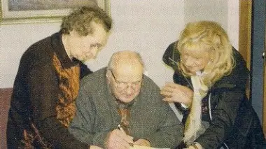 Toni Covre firma una copia del libro (da «Fiamme Verdi»)
