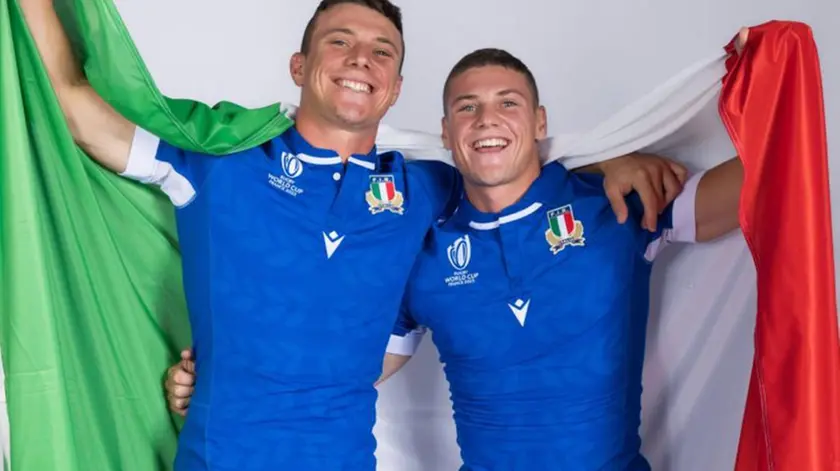 A sinistra, Paolo Garbisi, mediano d’apertura del Montpellier. A destra Alessandro, mediano di mischia del Benetton Treviso. Entrambi sono di Martellago
