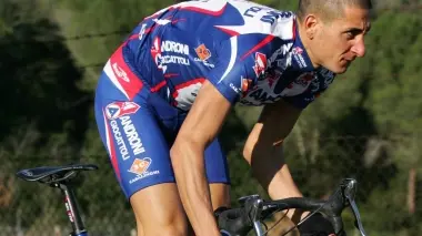AMARCORD. Raffaele Ferrara sul podio rosa al Giro In alto il professionista con la maglia dell’Androni
