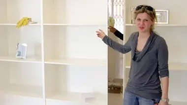 Michela Meneghin, titolare di «MM Creazioni», mostra gli scaffali vuoti del negozio