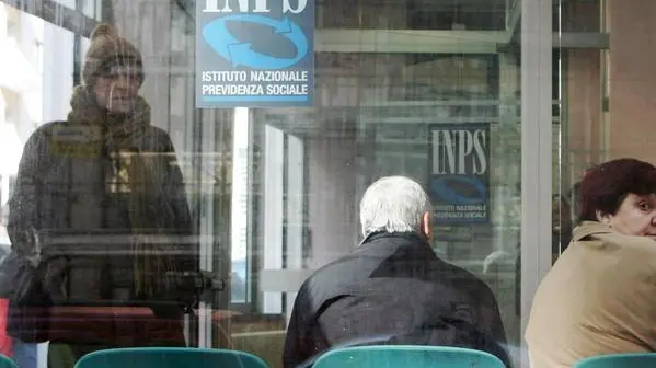 20060926 - ROMA -eco- FINANZIARIA: BOZZA, ARRIVA L'INPU, ENTE UNICO PREVIDENZA++SOPPRIME E ACCORPA INPS, INPDAP, INPOST, ENPALS E IPSEMA- Persone in attesa in un ufficio INPS di Napoli.Nella bozza della prossima Finanziaria e' prevista tra l'altro la nascita dell' Inpu , l'ente unico di previdenza che unifica cosi' le competenze di Inps, Inpdap, Inpost, Enpals e Ipsema.CIRO FUSCO / ANSA / PAt