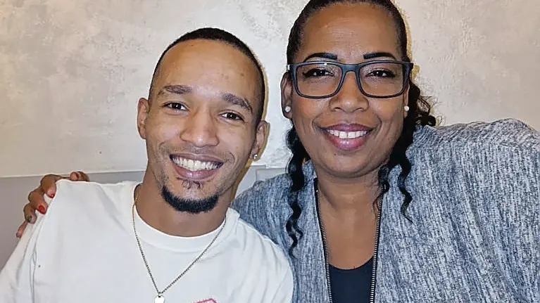 Hector Moises con la madre Alisa Yasmin Benzant Andujar