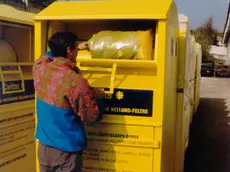 Un cassonetto della Caritas per gli abiti usati