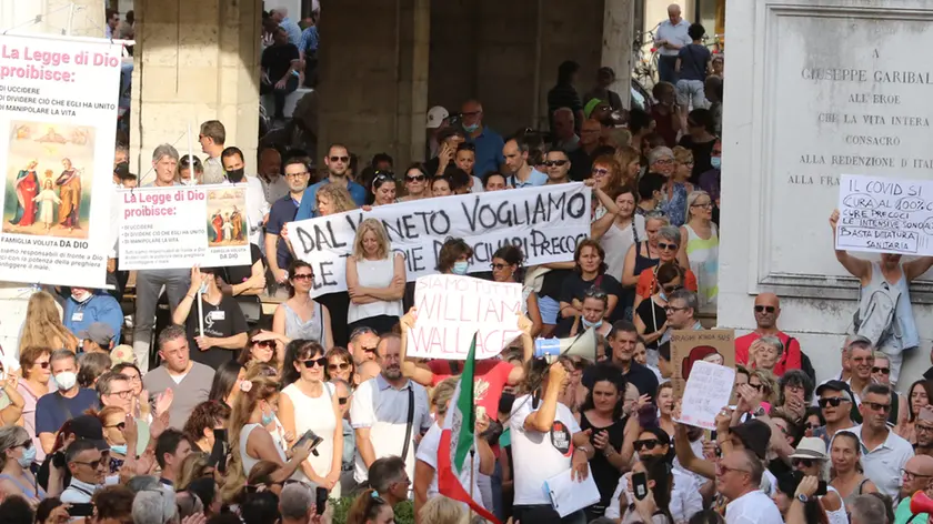DE POLO . AG.FOTOFILM . TREVISO MANIFESTAZIONE NO VAX IN PIAZZA DEI SIGNORI