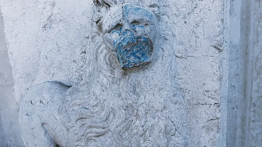 Il leone di Porta S. Tomaso imbrattato di vernice blu: lo stesso luogo era già stato vittima di vandalismi