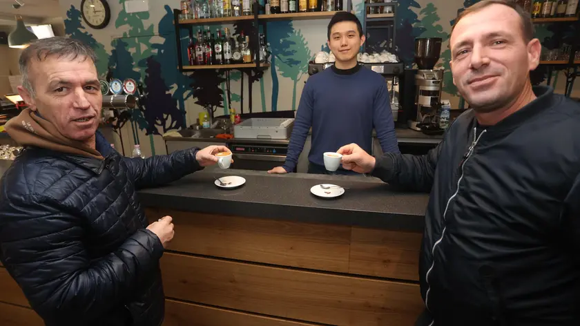 Due persone sorseggiano il caffè offerto dalla Progroup (Foto Film)