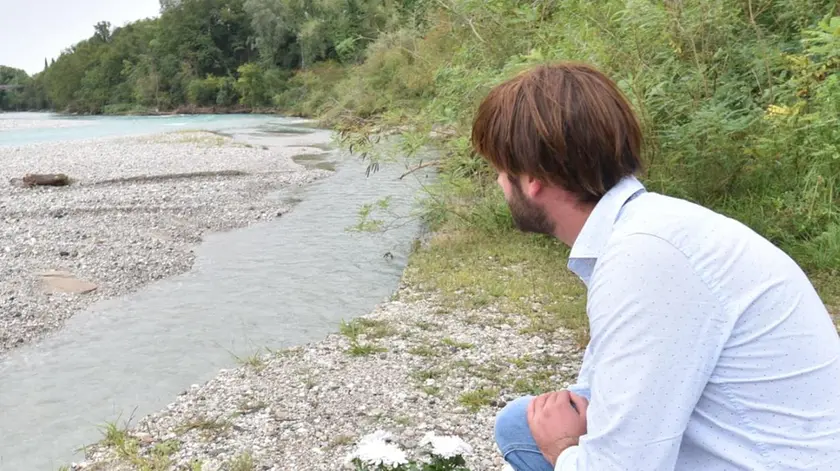 Fiori sul luogo della tragedia lungo il Piave in territorio di Covolo