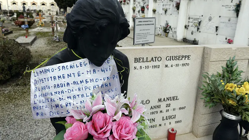 DeMarchi Castelfranco rubati addobbi natalizi sulla tomba della fam. Bellato