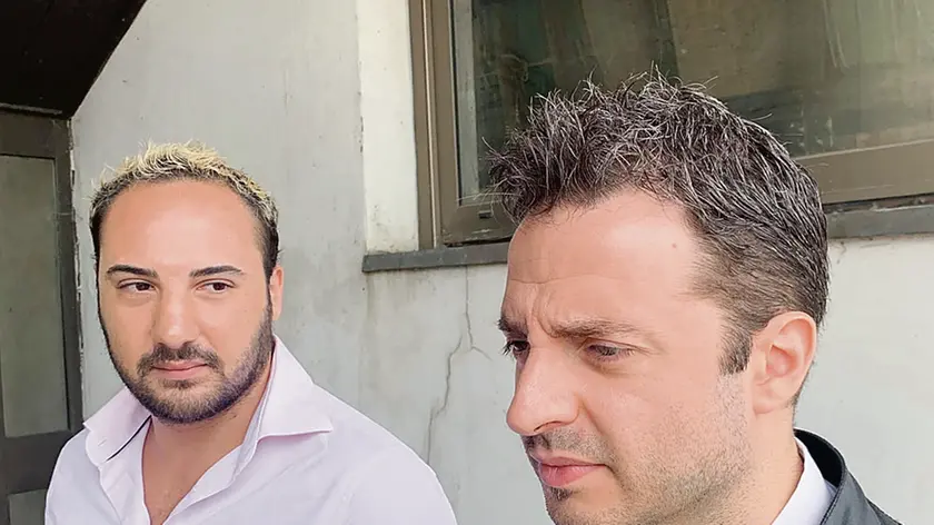 A destra l’inviato delle Iene Michele Cordaro e, a sinistra, il cameraman e autore Enrico Maria Didoni