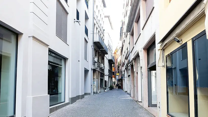 Uno scorcio di vicolo Rialto: fino a pochi anni fa una strada viva e frequentata, oggi una sfilza di negozi sfitti
