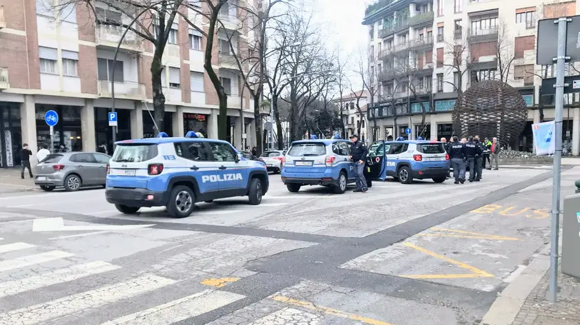 Le volanti della polizia in via Roma