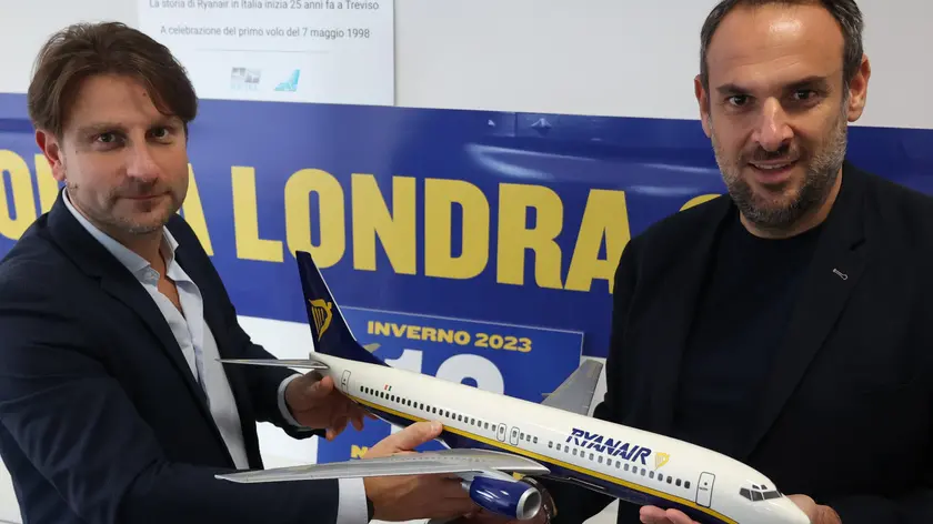 Mauro Bolla, a capo della comunicazione Ryanair per l’Italia, con il sindaco di Treviso, Mario Conte
