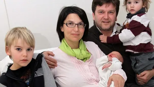 AGOSTINI ODERZO LISA DE ZOTTIS PARTORISCE IN AUTO, IN FOTO CON IL MARITO GIUSEPPE FRANCHINI I FIGLI GIUGLIO E GIOVANNI E IL NUOVO ARRIVO GIULIO