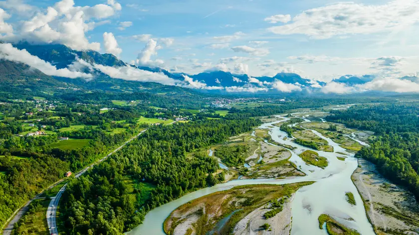 Il corso del fiume Piave. Per Legambiente è tra i fiumi più sfruttati d'Europa, a crescente rischio idrogeologico