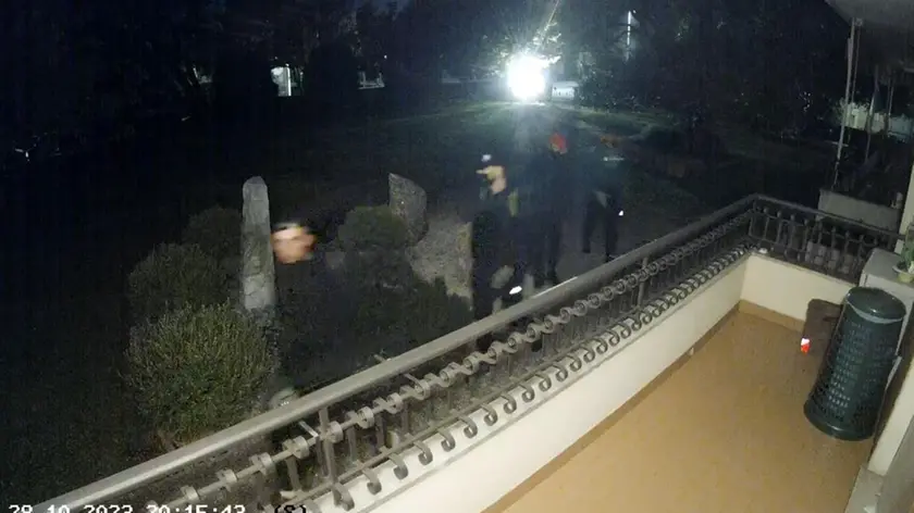 I quattro banditi immortalati da una telecamera di sicurezza