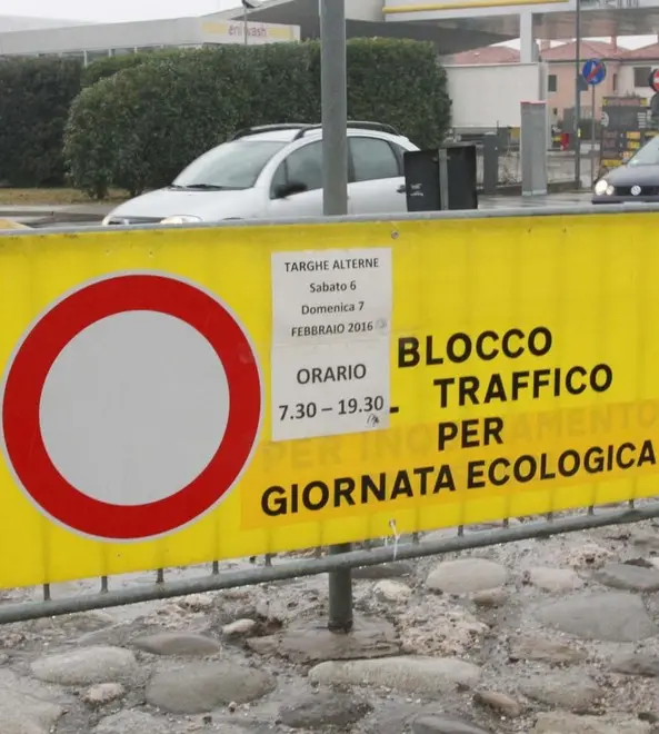ZAGO AG.FOTOFILM TREVISO BLOCCO DEL TRAFFICO TARGHE ALTERNE-DISPARI, IN FOTO ROTONDA DI SAN LAZZARO