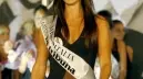 Sopra, Miss Tribuna Elisa Toffoletto A destra, palco di Miss Veneto 2010 ed Eleonora Schiavon (Miss Web)