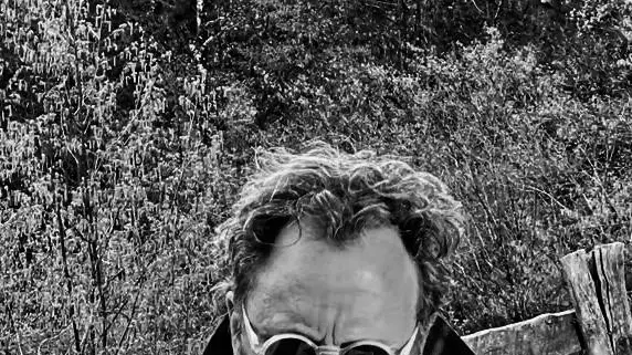 L'artista Beppe Mora