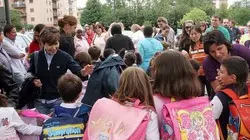 PASSERINI TREVISO SCUOLA ''PRIMO MAGGIO'' BAMBINI ALL'USCITA DEL PRIMO GIORNO DI SCUOLA AGENZIA FOTOGRAFICA FOTOFILM - Sono 106.372 gli studenti in provincia di Treviso nell'anno scolastico 2008-09 Sono divisi in 5.247 classi (una media di piu' di 20 per classe) Quasi 16 mila gli stranieri