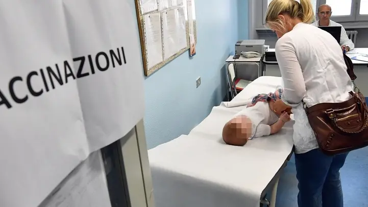 Una dottoressa prepara una dose di vaccino in uno degli ambulatori del Centro Vaccinale di via Statuto a Milano, 4 settembre 2017. Ansa/Daniel Dal Zennaro