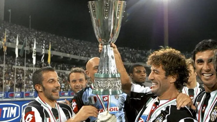 La Juventus griffata Lotto solleva la Supercoppa