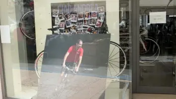 La gigantografia di Andrea Pinarello nel negozio in piazza del Grano