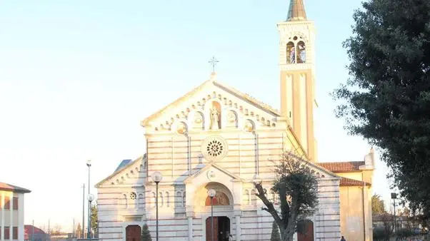 BORGHESI PAESE PIAZZA MONSIGNOR A. ANDREATTI