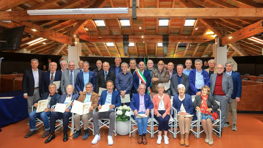 Foto di gruppo con il sindaco per i 28 premiati il primo maggio a Montebelluna