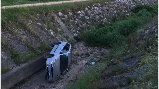 La Ford Focus stamattina nel greto del Cervada