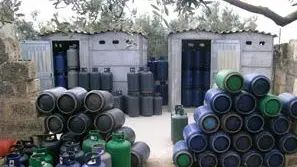 Un magazzino di bombole gpl come quelle scoperte dai finanzieri a Fonte