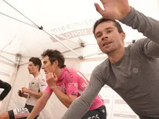 Almeida, Thomas e Roglic ai rulli defaticanti dopo il tappone delle Tre Cime: oggi si giocheranno il Giro