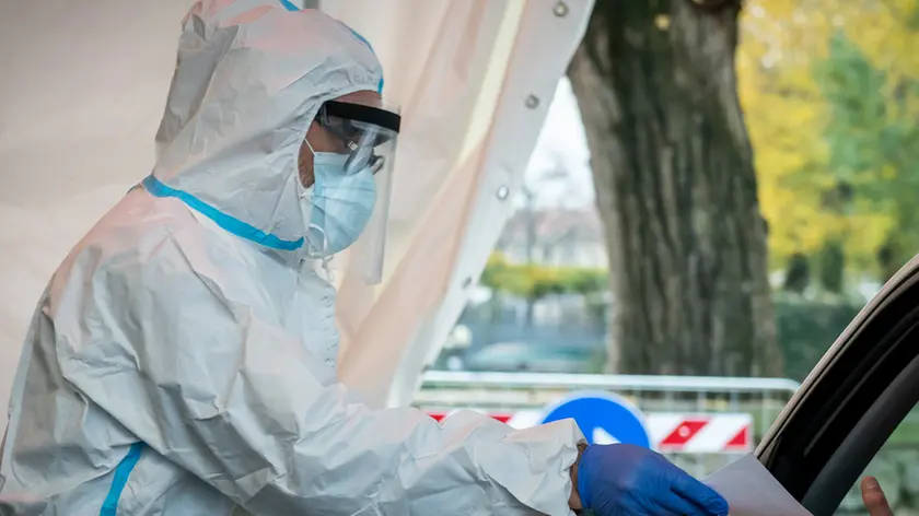 Monselice (PD), 16 novembre 2020. Primo giorno di tamponi drive-in in campo della fiera a Monselice. Nella Foto: il medico di base, dott. Felice Bozza consegna il referto con l'esito del tampone