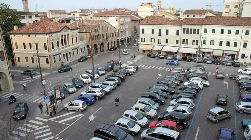 TREVISO 12/05/06 PARCHEGGIO PIAZZA VITTORIA PARCHEGGIO PIAZZA VITTORIA