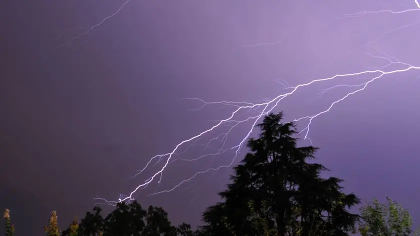 Il cielo di Carbonera illuminato dal fulmine nelle foto di Federico Barison