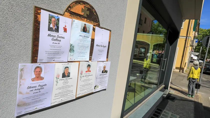 Epigrafi esposte in centro a Montebelluna, ora scatta la multa se sono scadute 24 ore dal funerale