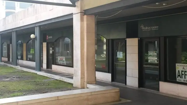 Corte delle Rose a Conegliano: una distesa di negozi vuoti