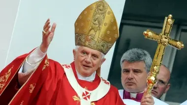Joseph Ratzinger 84 anni è Papa con il nome di Benedetto XVI dal 19 aprile 2005. Quella di domani e domenica a Venezia sarà la sua seconda visita in Veneto dopo Verona nel 2006 Tedesco, è nato a Marktl am Inn, in Baviera, il 16 aprile 1927 In Italia ha già compiuto 21 viaggi durante il suo papato