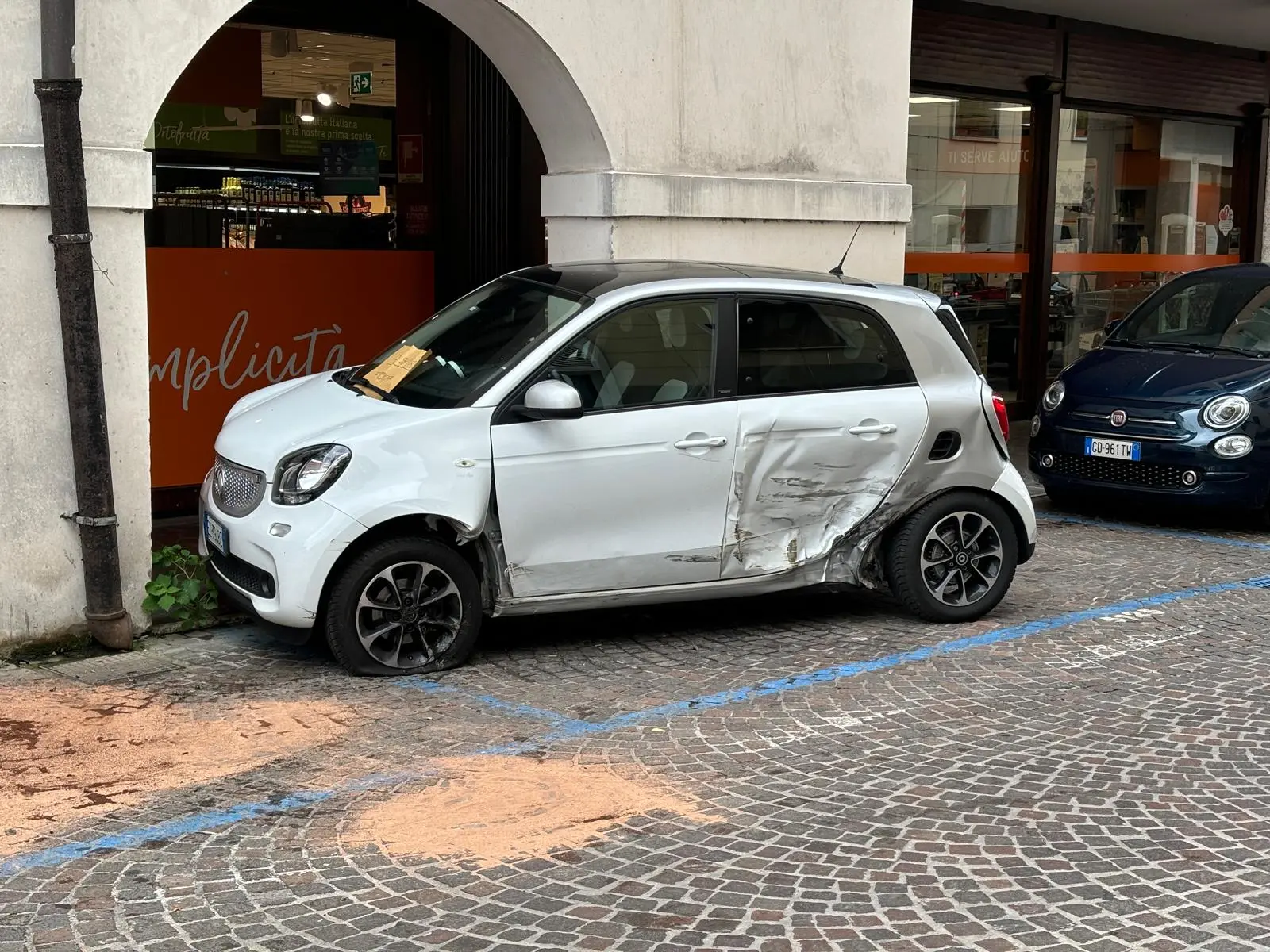 La fiancata della Smart distrutta