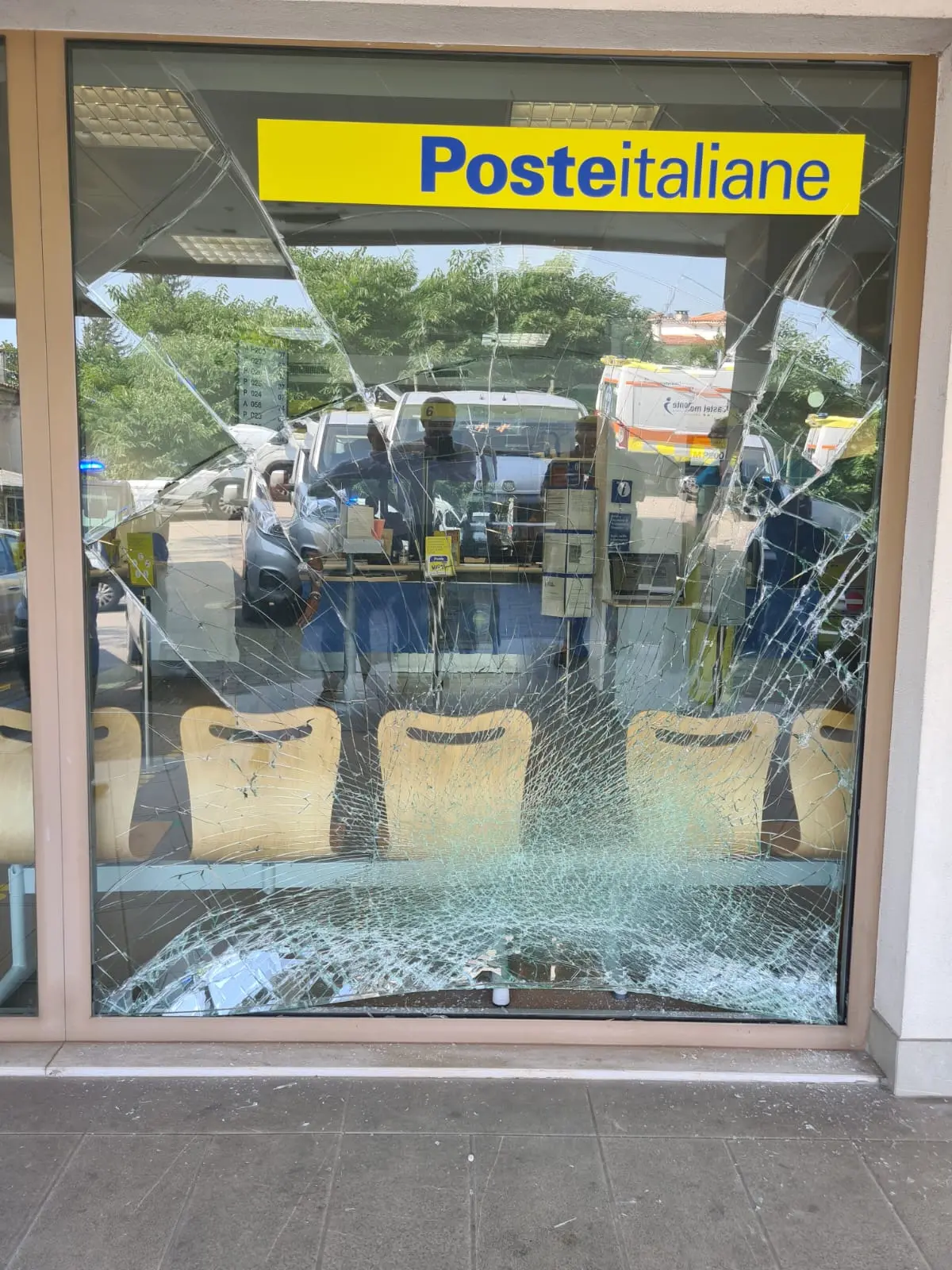 I danni alla alla vetrata delle Poste di Carità di Villorba