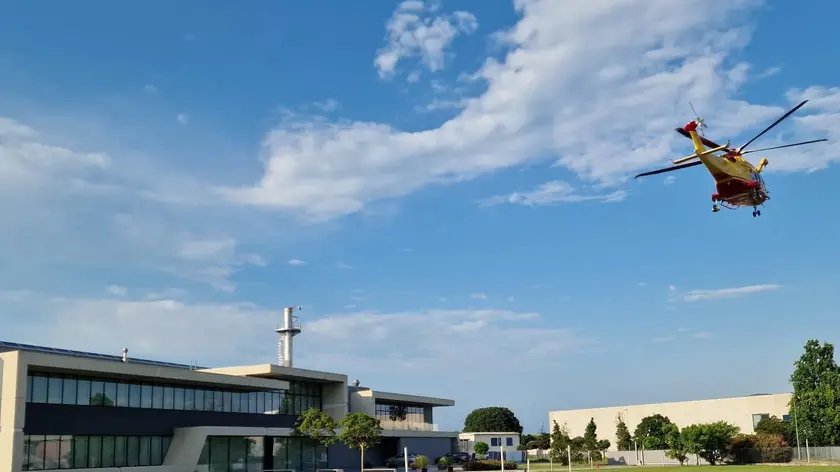 L’elisoccorso mentre si leva in volo davanti alla Lapitec