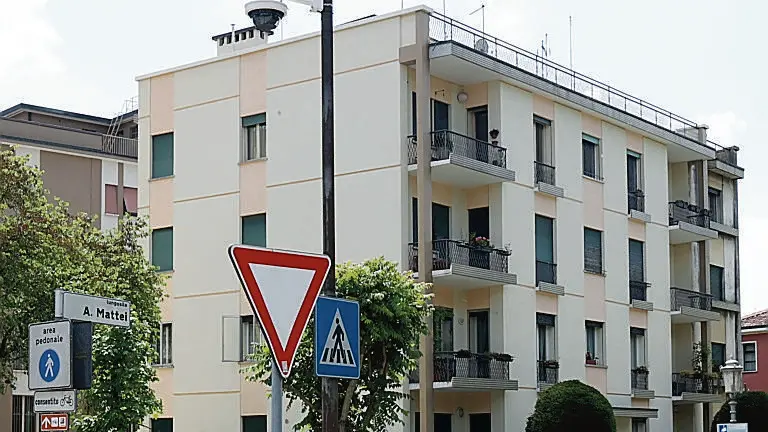 La telecamera che ha filmato i bulli con, sullo sfondo, il condominio davanti al quale è avvenuta l’aggressione