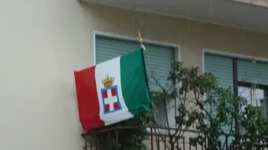 Bandiera sabauda esposta a Motta